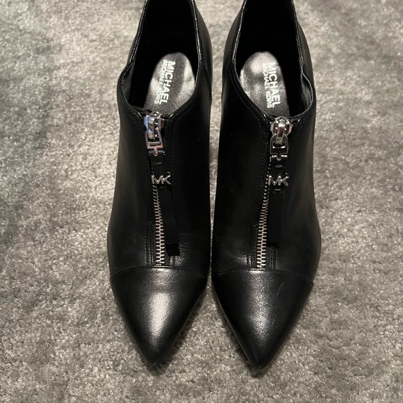 Michael Kors heels black leather booties front zipper size 6.5 - Picture 2 of 3